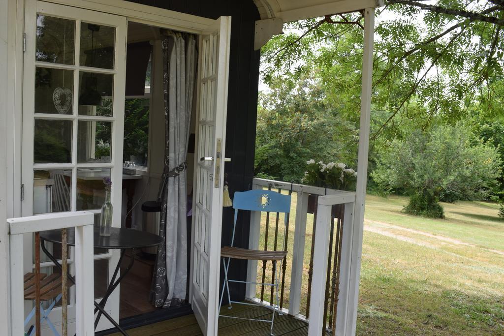 Camping Chez Francis Bed & Breakfast Loupiac  Exterior photo